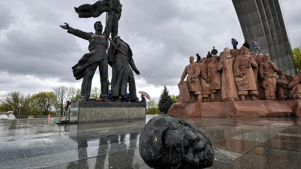 Das demontierte sowjetische Denkmal der ukrainisch-russischen Freundschaft: Bürgermeister Klitschko hatte entschieden, das Denkmal abzureißen. (Quelle: dpa/Sergei Chuzavkov/SOPA Images via ZUMA Press Wire)