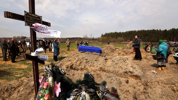 Gräber in Butscha: Zahlreiche Zivilisten sind in der Stadt gestorben. (Quelle: imago images/Zuma Wire)