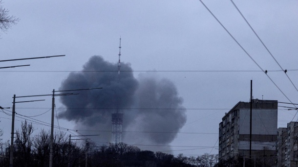 Rauch steigt unter einem Fernsehturm in Cherson auf: Unklar ist, wer ihn angegriffen hat. (Quelle: Reuters/Carlos Barria)