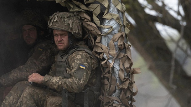 Ukrainische Soldaten in einem Militärfahrzeug im Donbass im Osten des Landes: Beim jüngsten Gefangenenaustausch sind nach Angaben aus Kiew 45 Ukrainer freigekommen. (Quelle: Reuters/Jorge Silva)